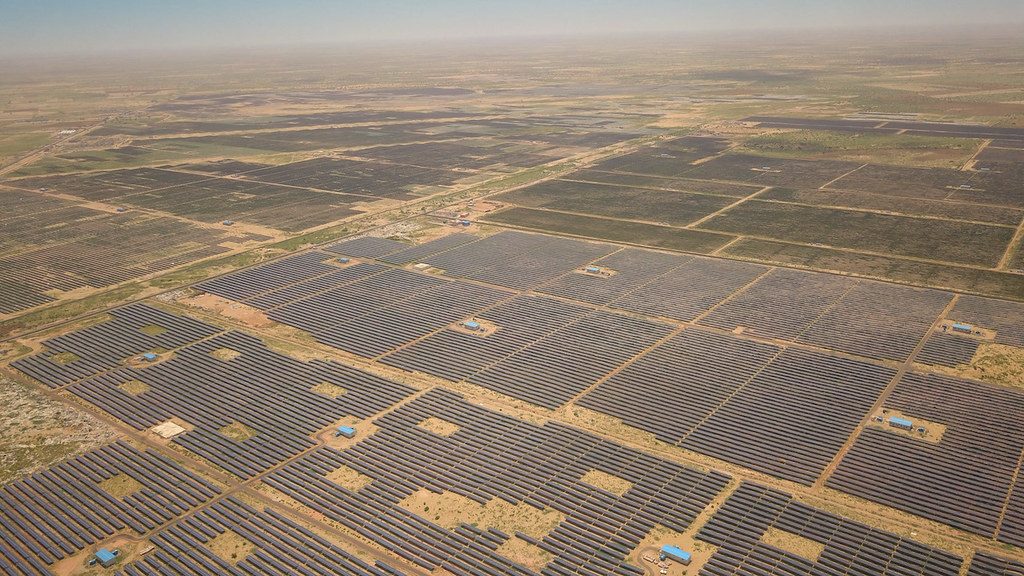 バドラ　ソーラーパーク　世界一大きいソーラーパネル施設